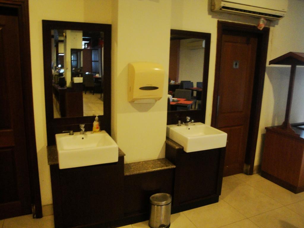 Imperial Hotel Kendari Zewnętrze zdjęcie